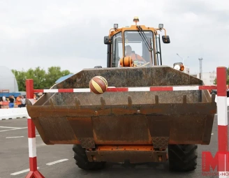 Водители погрузчиков дорожных служб Минска соревнуются в профмастерстве.