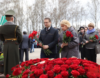 Церемония возложения цветов и венков к памятным знакам